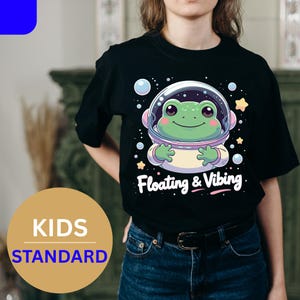 Camisa infantil - Flotante y vibrante - Adorable rana espacial - Divertido motivo de astronauta - Bella Canvas 3001Y - (ESTÁNDAR)