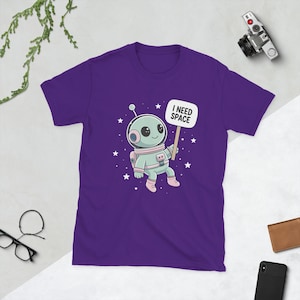 Camiseta de astronauta adorable – Necesito espacio – Divertida camiseta de extraterrestre – Unisex Gildan 64000