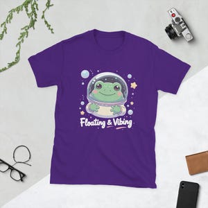 Camiseta Rana Astronauta – Flotante y vibrante – Linda camiseta de Rana Espacial – Unisex Gildan 64000