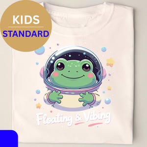 Camisa infantil - Flotante y vibrante - Adorable rana espacial - Divertido motivo de astronauta - Bella Canvas 3001Y - (ESTÁNDAR)