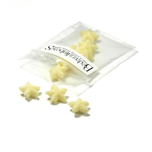 以下が含まれることがあります： 小さな白い星形のビーズが詰まった透明なビニール袋。袋には「Beadzillions」というラベルが貼られており、ラベルの下には「Small, Medium, Large」というテキストが書かれています。