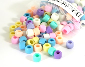 Puede incluir: Una bolsa de plástico llena de cuentas de plástico de colores pastel. La bolsa está etiquetada con "Beadz.in.Spades" y el texto "tarjetas y joyas, ¡divertido para los niños!"