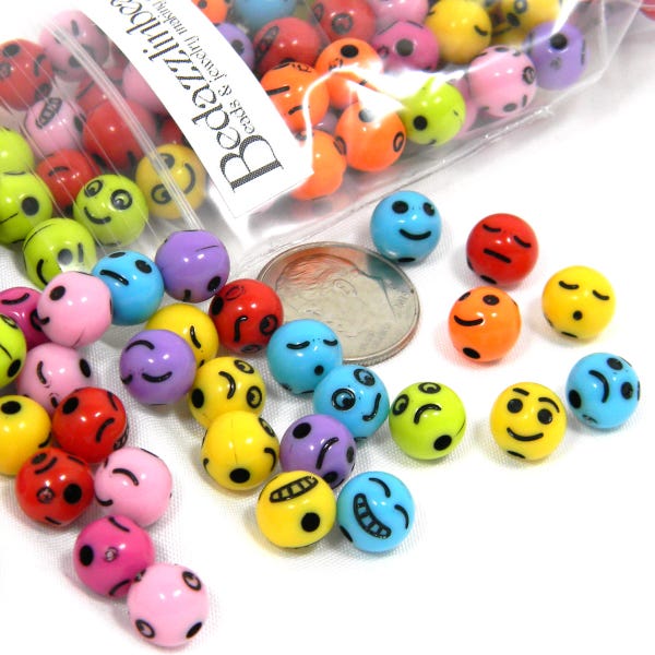 100 cuentas de plástico de 8 mm, redondas y opacas, con caras sonrientes, tristes, felices y enojadas.
