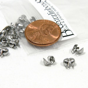 Könnte beinhalten: Nahaufnahme einer Tüte mit silbernen Metallperlenkappen. Die Perlenkappen sind etwa so groß wie ein 1-Cent-Stück. Die Tüte ist mit "Beadzilla" beschriftet.