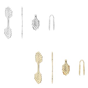 Puede incluir: Dos juegos de dijes de joyería en forma de hoja de plata y oro. Cada juego incluye un dije con dos hojas conectadas por una barra, un dije de hoja simple y un pequeño dije de bucle.
