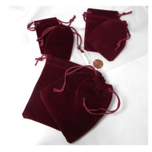 Puede incluir: Cuatro bolsitas de terciopelo burdeos con cordón de diferentes tamaños. Las bolsitas están hechas de terciopelo suave y lujoso y tienen un cierre clásico de cordón.