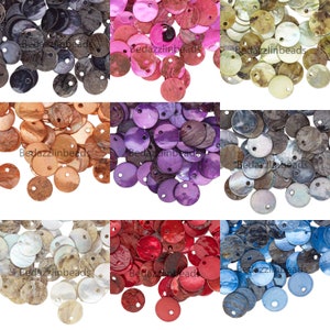 Puede incluir: Una colección de lentejuelas redondas y planas en varios colores, incluyendo negro, rosa, verde, cobre, morado, plateado, blanco, rojo y azul. Cada lentejuela tiene un pequeño agujero para ensartar o coser. Ideales para proyectos de manualidades y adornos.