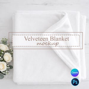 Puede incluir: Maqueta de manta de velveeteen blanca doblada. La manta es suave y esponjosa, con una esquina doblada. El texto "Velveeteen Blanket mockup" se muestra en un marco rectangular. Rosas blancas y vegetación a la izquierda.