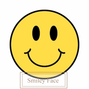 Può includere: Una faccina sorridente gialla con occhi neri e una bocca nera curva. L'immagine include il testo "Smiley Face" in un riquadro rettangolare sotto la faccia. Il design è semplice e grafico, su sfondo bianco.