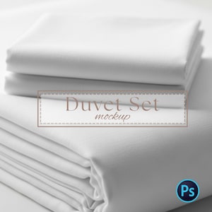 Pode incluir: Uma pilha de capas de edredão brancas dobradas. A capa superior está cuidadosamente dobrada, com o texto "Duvet Set mockup" numa moldura retangular. A imagem é uma maquete para produtos de roupa de cama.