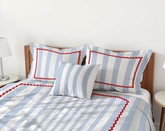 Conjunto de capa de edredom com listras azuis e vermelhas para adultos, ideal para dormitórios, quartos de casal e adolescentes. Design costeiro em azul claro, perfeito para praia.
