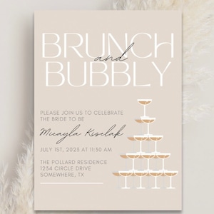 Puede incluir: Una tarjeta de invitación beige con el texto "BRUNCH and BUBBLY" en una fuente moderna. La invitación es para una despedida de soltera para Micayla Kiselak el 1 de julio de 2023 a las 11:30 AM en The Pollard Residence, 1234 Circle Drive, Somewhere, TX. La invitación presenta un gráfico de una torre de champán.