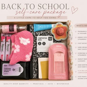 Pode incluir: Uma caixa de presente Back to School self-care package contendo uma névoa perfumada, dois bastões energéticos Bloom, meias felpudas cor-de-rosa com flores brancas, um caderno, um bálsamo labial de morango Daise e um spray desinfetante Sun-Kissed Melon.
