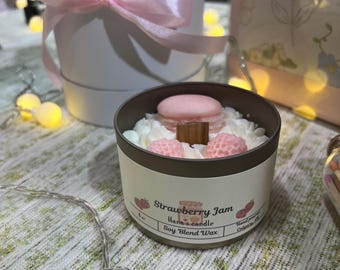 Aardbeienjam, 8oz houten sojakaars met kraaklont. Geniet van houten brandende geluiden!