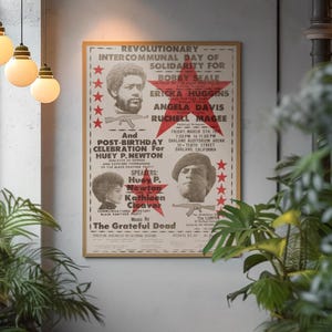 Pode incluir: Um cartaz vintage anunciando um dia revolucion&aacute;rio intercomunal de solidariedade para Bobby Seale, Ericka Huggins, Angela Davis e Ruchell Magee. O evento apresenta Huey P. Newton e Kathleen Cleaver como palestrantes e The Grateful Dead como ato musical. O cartaz est&aacute; sobre um fundo branco com estrelas vermelhas e texto.