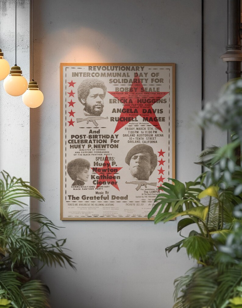 Pode incluir: Um cartaz vintage anunciando um dia revolucion&aacute;rio intercomunal de solidariedade para Bobby Seale, Ericka Huggins, Angela Davis e Ruchell Magee. O evento apresenta Huey P. Newton e Kathleen Cleaver como palestrantes e The Grateful Dead como ato musical. O cartaz est&aacute; sobre um fundo branco com estrelas vermelhas e texto.
