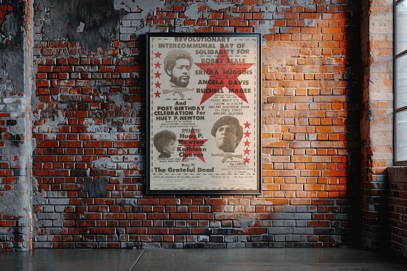 Pode incluir: Um cartaz vintage anunciando um Dia Intercomunal Revolucion&aacute;rio de Solidariedade para Bobby Seale, Ericka Huggins, Angela Davis e Ruchell Magee. O evento tamb&eacute;m &eacute; uma celebra&ccedil;&atilde;o p&oacute;s-anivers&aacute;rio de Huey P. Newton. O cartaz apresenta uma estrela vermelha com uma imagem em preto e branco de Bobby Seale segurando um rifle. O evento ser&aacute; realizado na sexta-feira, 17 de mar&ccedil;o de 1972, &agrave;s 19h00, na 1415 6th Street, em Oakland, Calif&oacute;rnia. O evento est&aacute; sendo organizado por The Grateful Dead.