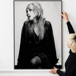 Póster vintage de Stevie Nicks de los años 70: decoración de pared de un icono del rock bohemio (descarga imprimible)
