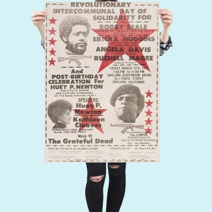 Pode incluir: Um cartaz vintage anunciando um Dia Revolucion&aacute;rio Intercomunal de Solidariedade para Bobby Seale, Ericka Huggins, Angela Davis e Ruchell Magee. O evento apresenta Huey P. Newton como palestrante e The Grateful Dead como ato musical. O cartaz &eacute; vermelho, branco e preto com uma grande estrela vermelha no fundo.