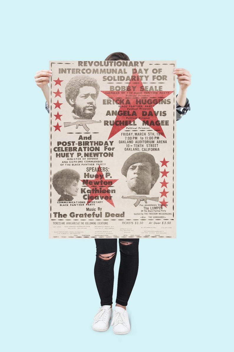 Pode incluir: Um cartaz vintage anunciando um Dia Revolucion&aacute;rio Intercomunal de Solidariedade para Bobby Seale, Ericka Huggins, Angela Davis e Ruchell Magee. O evento apresenta Huey P. Newton como palestrante e The Grateful Dead como ato musical. O cartaz &eacute; vermelho, branco e preto com uma grande estrela vermelha no fundo.