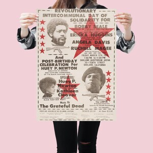 Pode incluir: Um cartaz vintage anunciando um Dia Intercomunal Revolucion&aacute;rio de Solidariedade para Huey P. Newton, com estrelas vermelhas e o texto "The Grateful Dead".