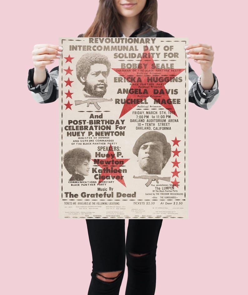 Pode incluir: Um cartaz vintage anunciando um Dia Intercomunal Revolucion&aacute;rio de Solidariedade para Huey P. Newton, com estrelas vermelhas e o texto "The Grateful Dead".