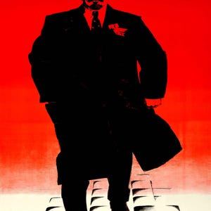 Könnte beinhalten: Ein Vintage-Poster mit einem kräftigen Rot- und Schwarz-Farbschema. Das Bild zeigt eine Silhouette eines Mannes in Anzug und Hut, der nach vorne schreitet. Der Hintergrund ist ein Rotverlauf.