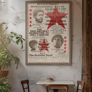 Pode incluir: Um cartaz vintage anunciando um Dia Intercomunal Revolucion&aacute;rio de Solidariedade para Bobby Seale, Ericka Huggins, Angela Davis e Ruchell Magee. O evento apresenta Huey P. Newton e Kathleen Cleaver como palestrantes e The Grateful Dead como ato musical. O cartaz est&aacute; sobre um fundo branco com estrelas vermelhas e texto.
