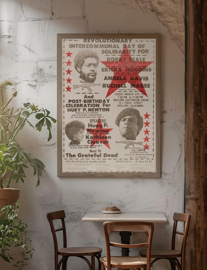 Pode incluir: Um cartaz vintage anunciando um Dia Intercomunal Revolucion&aacute;rio de Solidariedade para Bobby Seale, Ericka Huggins, Angela Davis e Ruchell Magee. O evento apresenta Huey P. Newton e Kathleen Cleaver como palestrantes e The Grateful Dead como ato musical. O cartaz est&aacute; sobre um fundo branco com estrelas vermelhas e texto.