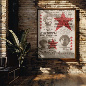 Pode incluir: Um cartaz vintage anunciando um "Dia Intercomunal Revolucion&aacute;rio de Solidariedade" com Bobby Seale, Ericka Huggins, Angela Davis e Ruchell Magee. O evento &eacute; uma celebra&ccedil;&atilde;o p&oacute;s-anivers&aacute;rio de Huey P. Newton, com discursos de Huey P. Newton e Kathleen Cleaver. O evento ser&aacute; realizado no Darland Auditorium Arena em Oakland, Calif&oacute;rnia, na sexta-feira, 5 de mar&ccedil;o de 1971. The Grateful Dead tocar&aacute; m&uacute;sica no evento.