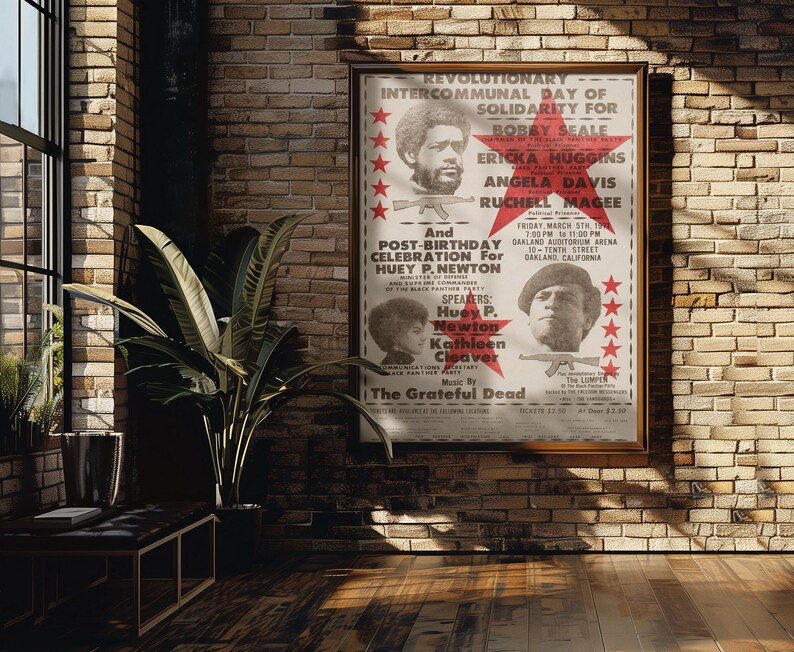 Pode incluir: Um cartaz vintage anunciando um "Dia Intercomunal Revolucion&aacute;rio de Solidariedade" com Bobby Seale, Ericka Huggins, Angela Davis e Ruchell Magee. O evento &eacute; uma celebra&ccedil;&atilde;o p&oacute;s-anivers&aacute;rio de Huey P. Newton, com discursos de Huey P. Newton e Kathleen Cleaver. O evento ser&aacute; realizado no Darland Auditorium Arena em Oakland, Calif&oacute;rnia, na sexta-feira, 5 de mar&ccedil;o de 1971. The Grateful Dead tocar&aacute; m&uacute;sica no evento.