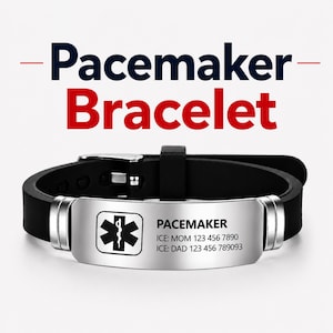 Könnte beinhalten: Ein schwarzes Silikon-Notfallarmband mit einer silberfarbenen Metallplatte. Die Platte zeigt ein schwarzes Star of Life-Symbol, den Text PACEMAKER und Notfallkontaktdaten: ICE: MOM 123 456 7890 und ICE: DAD 123 456 789093.