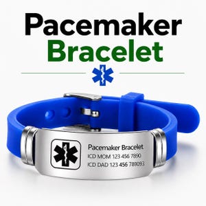 Pode incluir: Uma pulseira de alerta médico de silicone azul com uma placa de metal prateado. A placa apresenta um símbolo preto da Estrela da Vida e o texto: Pacemaker Bracelet, ICD MOM 123 456 7890, ICD DAD 123 456 789093. A pulseira tem uma fivela de metal.