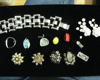 Fabulous Vintage Broken Jewelry Chunky Beads Assemblage Altered Art Lot Reuse Supplies