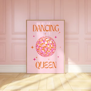 Impression numérique Dancing Queen rose et orange boule disco, affiche déco de dortoir universitaire preppy. Décoration murale boule à facettes rétro. Impressions tendance et originales.