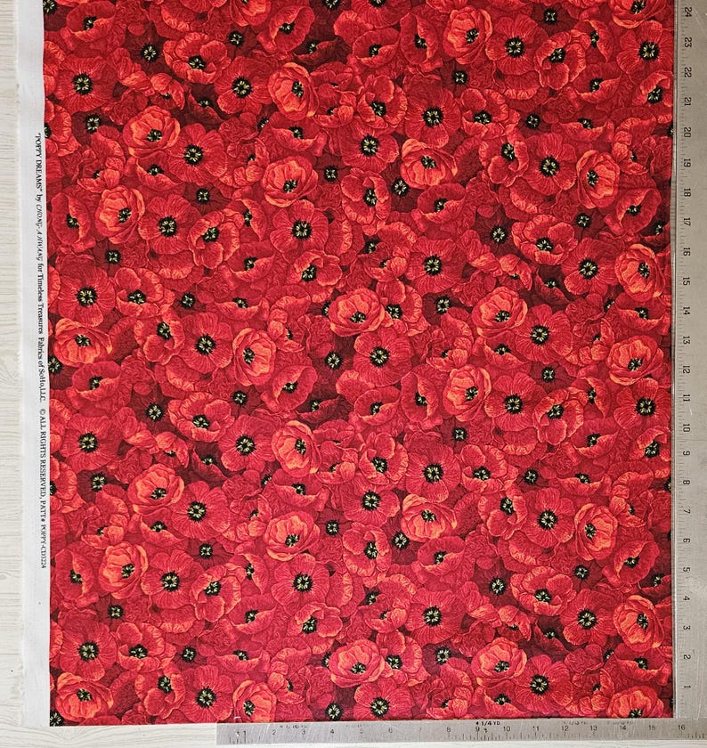 Puede incluir: Tela roja cubierta con un denso patr&oacute;n de flores de amapola. Las amapolas tienen p&eacute;talos rojos y centros negros. La tela es adecuada para diversos proyectos de costura y manualidades.