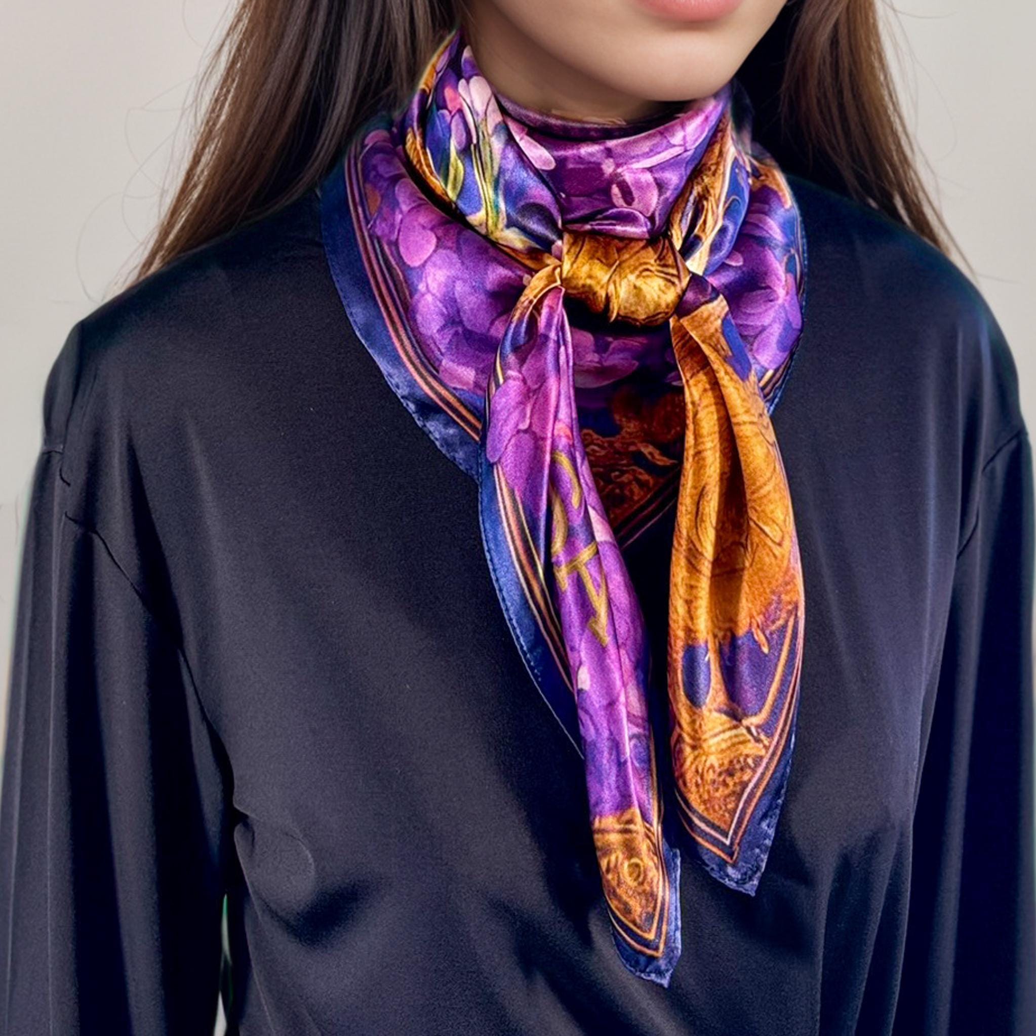 Foulard Carré AKÅSA Biarritz - Signe De L'Ours (astrologie Amérindienne) - 66cm - Satin Violet - Neuf étiqueté