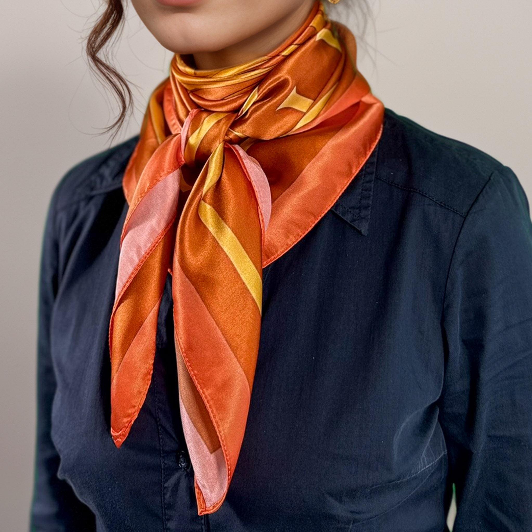 Carré De Soie 88 Cm Scorpio – Foulard Zodiac AKÅSA Biarritz - Soie Pure - Rouge Constellation