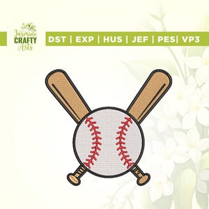 Peut inclure: Un motif de broderie représentant une balle de baseball blanche avec des coutures rouges centrée devant deux battes de baseball en bois beige croisées avec des contours noirs. Le motif est sur un fond clair avec le texte Jasmine Crafty Arts.