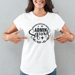 Może przedstawiać: Biała koszulka z czarnym kołem z napisem "Organizing Chaos Since Forever Admin Squad We Slay All Day".