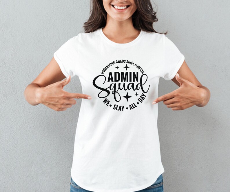 Może przedstawiać: Biała koszulka z czarnym kołem z napisem "Organizing Chaos Since Forever Admin Squad We Slay All Day".