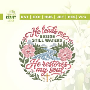 Pode incluir: Um design de bordado com um rio azul sinuoso, colinas verdes e pinheiros. Flores cor-de-rosa e folhas verdes emolduram a cena. O texto diz: He leads me BESIDE STILL WATERS He restores my soul. Uma pequena cruz bege na parte inferior.