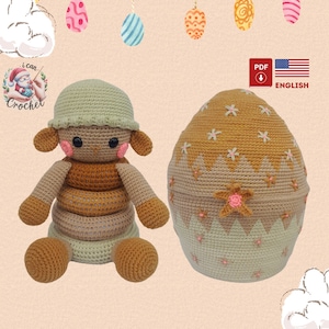 Może przedstawiać: Wzór na szydełku na brązowe i zielone jajko wielkanocne i brązową i zieloną owcę z zabawką do układania pierścieni. Wzór jest dostępny w formacie PDF i jest napisany w języku angielskim.
