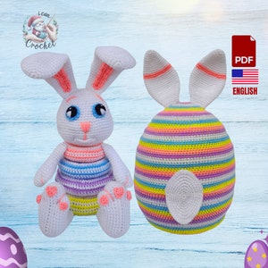 Op de afbeelding: Haakpatroon voor een paas konijn en ei amigurumi in PDF-formaat. Het konijn is wit met roze en paarse strepen, en het ei is wit met regenboogstrepen. Het patroon is in het Engels.