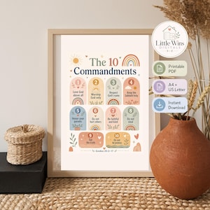 Peut inclure: Une affiche encadrée intitulée "Les 10 Commandements" avec des illustrations colorées. L'affiche comprend le texte des commandements, un arc-en-ciel et des graphiques de soleil. L'affiche est exposée sur une table avec un panier tressé et un vase en terre cuite.
