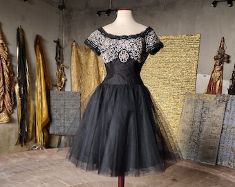 Incredible Museum Quality Vintage 1950s Prom Cocktail Evening Gown Ball Gown Old Hollywood Full Skirt Evening Dress with Embroidery. Size M