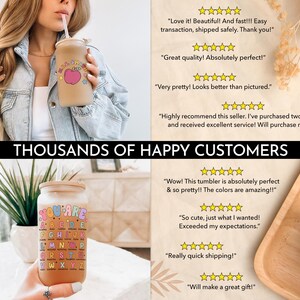 K&ouml;nnte beinhalten: Zwei Edelstahlbecher mit Deckel und Strohhalmen. Ein Becher hat ein rosafarbenes Apfeldesign mit dem Text "You Are" und der andere ein buntes Alphabetdesign mit dem Text "You Are". Die Becher stehen auf einer Holzoberfl&auml;che mit positiven Kundenbewertungen.