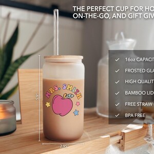 K&ouml;nnte beinhalten: Ein gefrosteter Glasbecher mit einem Design aus rosa Apfel und Sternen. Der Becher hat einen Bambusdeckel und einen durchsichtigen Glasstrohhalm. Der Becher ist 15 cm hoch und 7,5 cm breit. Er hat ein Fassungsverm&ouml;gen von 470 ml. Der Becher ist BPA-frei.