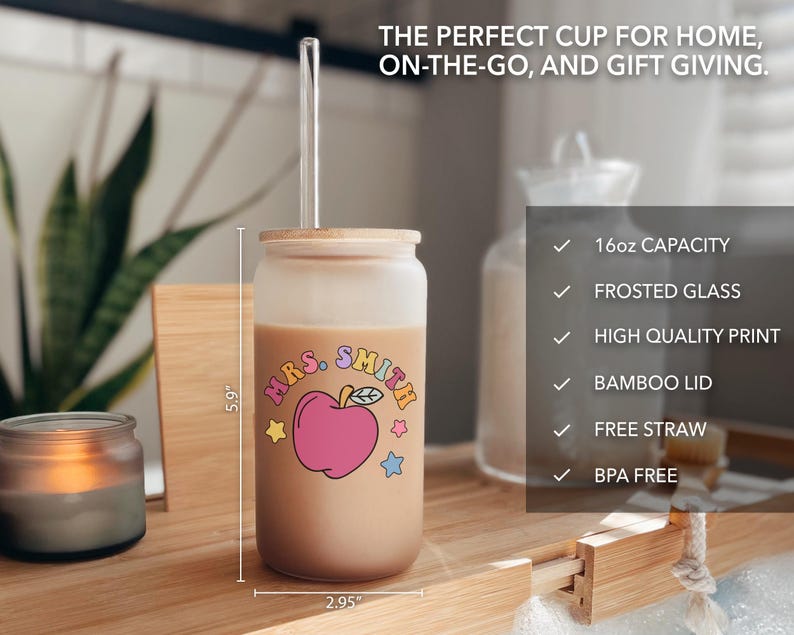 K&ouml;nnte beinhalten: Ein gefrosteter Glasbecher mit einem Design aus rosa Apfel und Sternen. Der Becher hat einen Bambusdeckel und einen durchsichtigen Glasstrohhalm. Der Becher ist 15 cm hoch und 7,5 cm breit. Er hat ein Fassungsverm&ouml;gen von 470 ml. Der Becher ist BPA-frei.