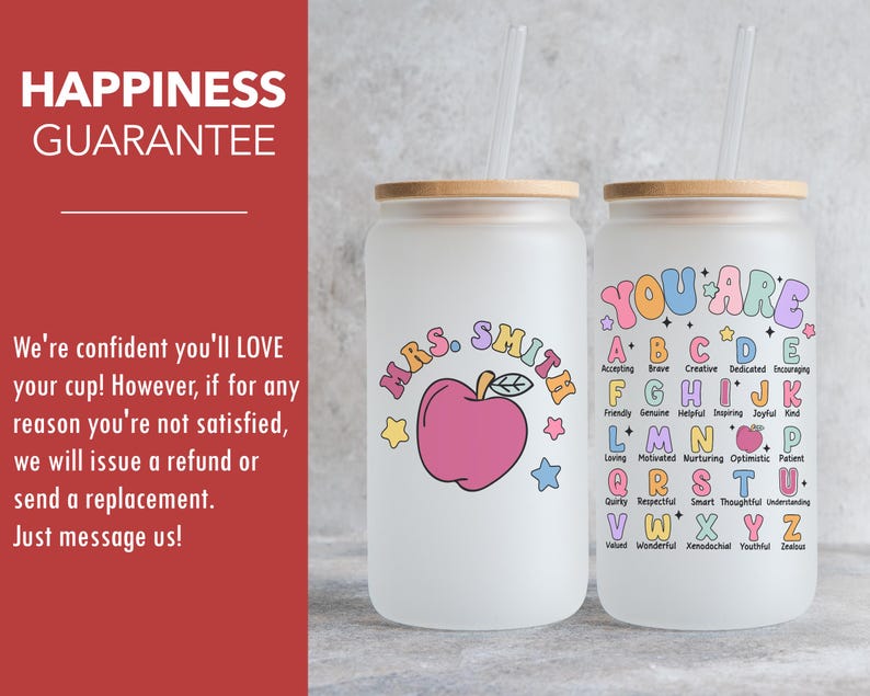 K&ouml;nnte beinhalten: Zwei gefrostete Glasbecher mit Deckeln und Strohhalmen. Ein Becher sagt "Mrs. Smith" mit einem rosa Apfel und Sternen. Der andere Becher sagt "You Are" mit dem Alphabet und positiven Adjektiven.